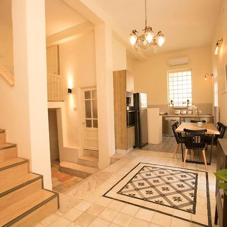 Historic 4-Bedroom Gem With Private Garden, Steps From Old City & Mamila Complex Jeruzsálem Kültér fotó