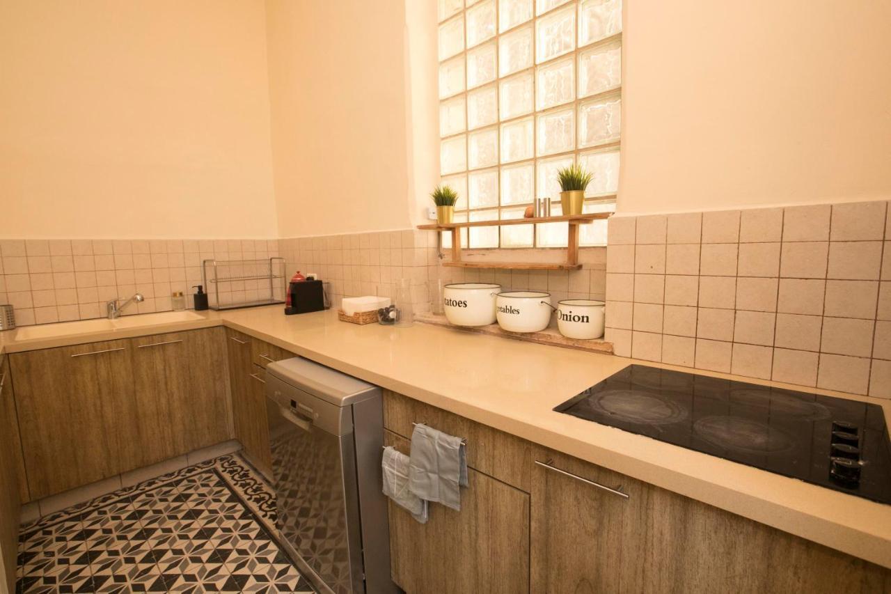 Historic 4-Bedroom Gem With Private Garden, Steps From Old City & Mamila Complex Jeruzsálem Kültér fotó