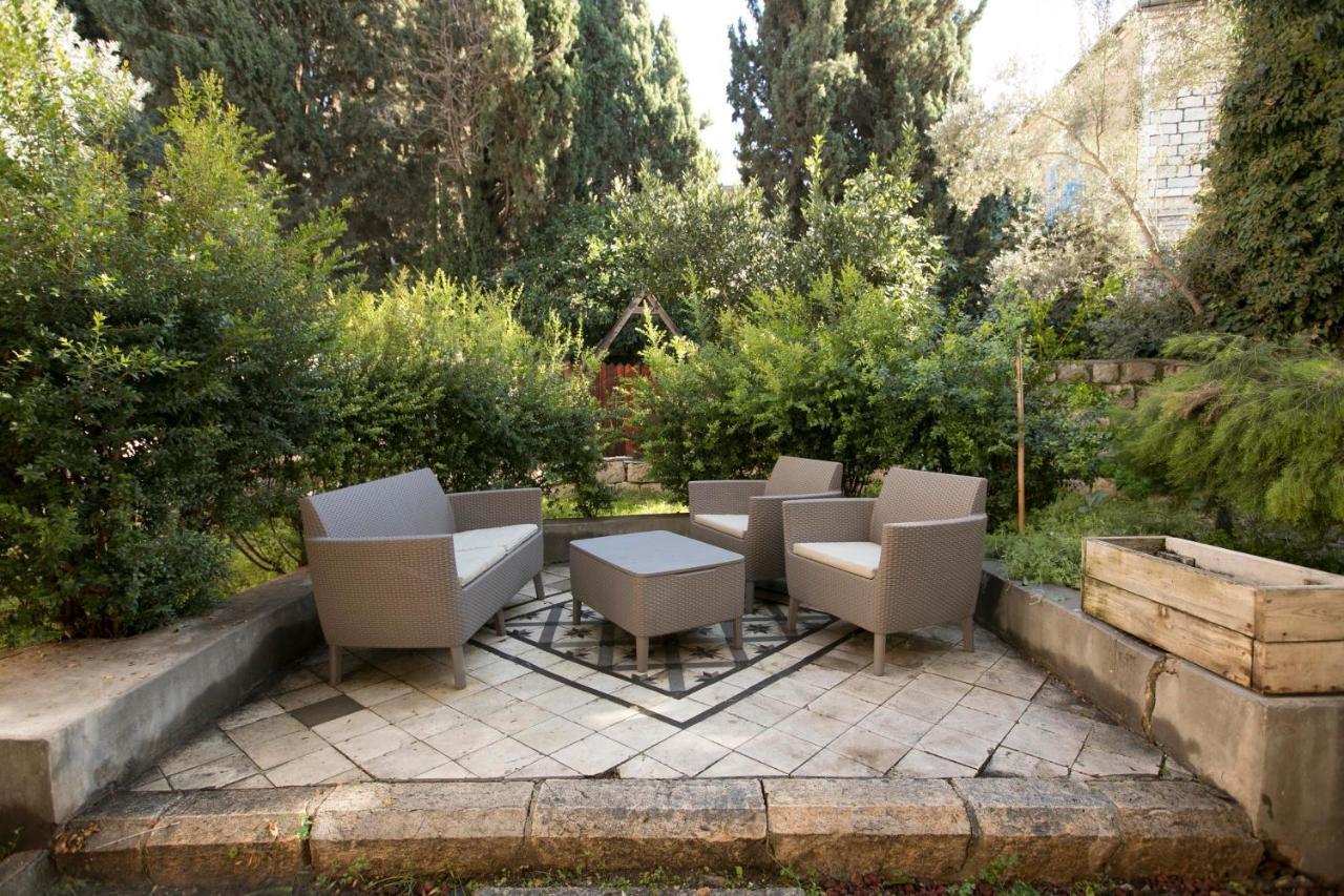 Historic 4-Bedroom Gem With Private Garden, Steps From Old City & Mamila Complex Jeruzsálem Kültér fotó