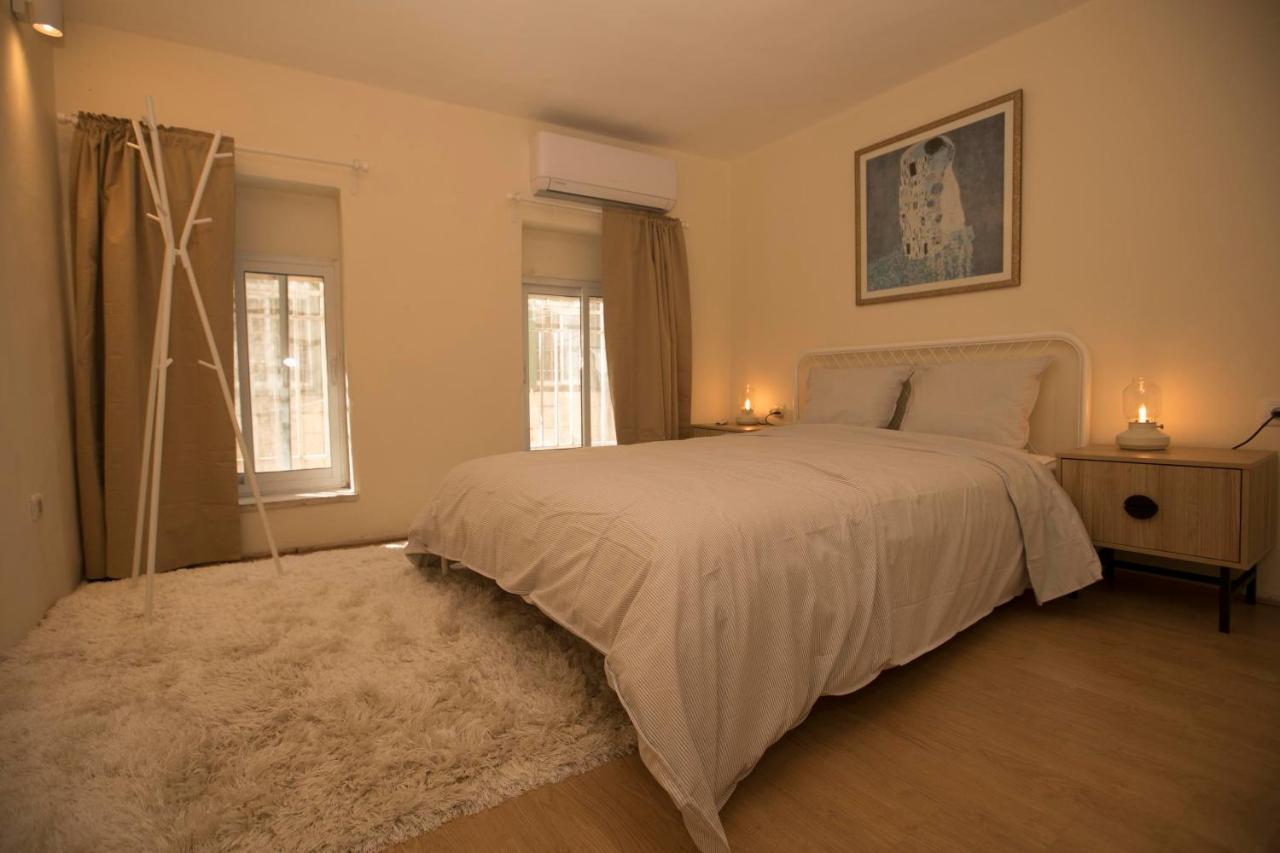 Historic 4-Bedroom Gem With Private Garden, Steps From Old City & Mamila Complex Jeruzsálem Kültér fotó