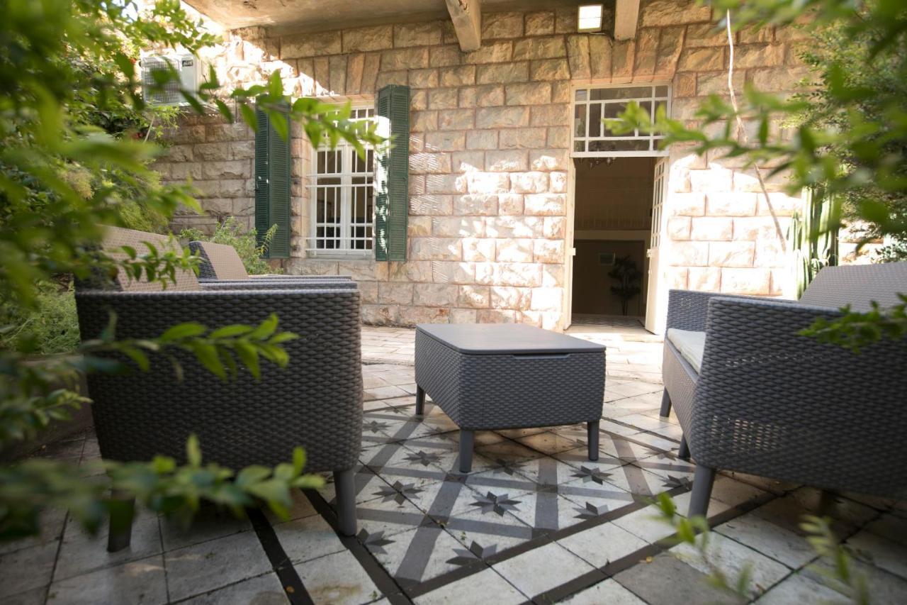 Historic 4-Bedroom Gem With Private Garden, Steps From Old City & Mamila Complex Jeruzsálem Kültér fotó