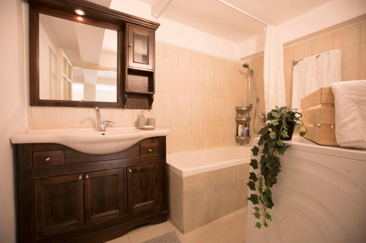 Historic 4-Bedroom Gem With Private Garden, Steps From Old City & Mamila Complex Jeruzsálem Kültér fotó