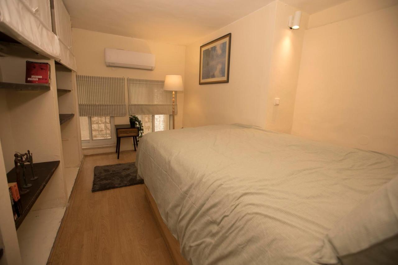 Historic 4-Bedroom Gem With Private Garden, Steps From Old City & Mamila Complex Jeruzsálem Kültér fotó