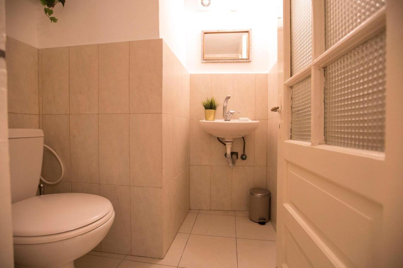 Historic 4-Bedroom Gem With Private Garden, Steps From Old City & Mamila Complex Jeruzsálem Kültér fotó