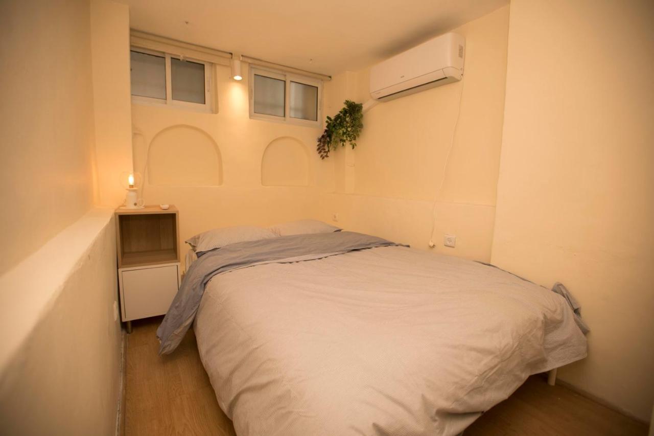 Historic 4-Bedroom Gem With Private Garden, Steps From Old City & Mamila Complex Jeruzsálem Kültér fotó
