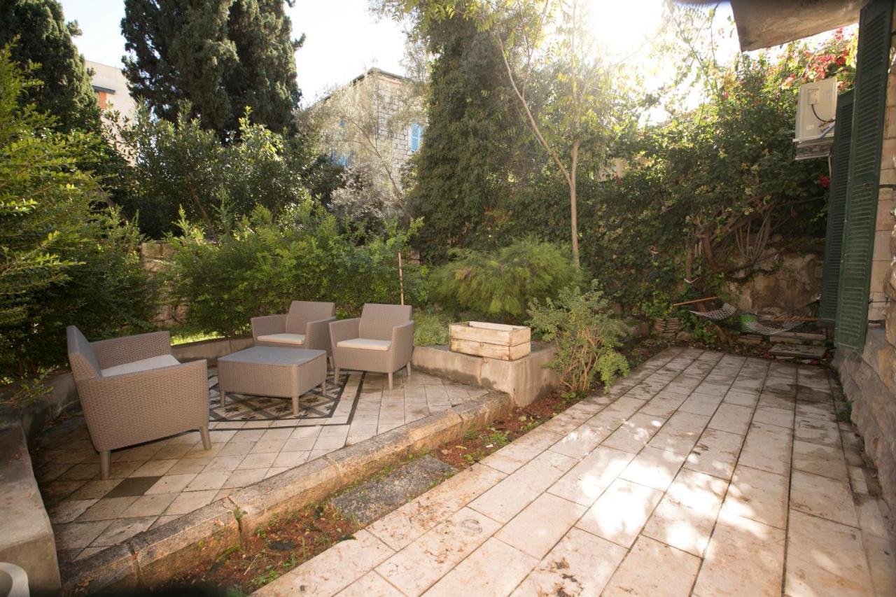 Historic 4-Bedroom Gem With Private Garden, Steps From Old City & Mamila Complex Jeruzsálem Kültér fotó